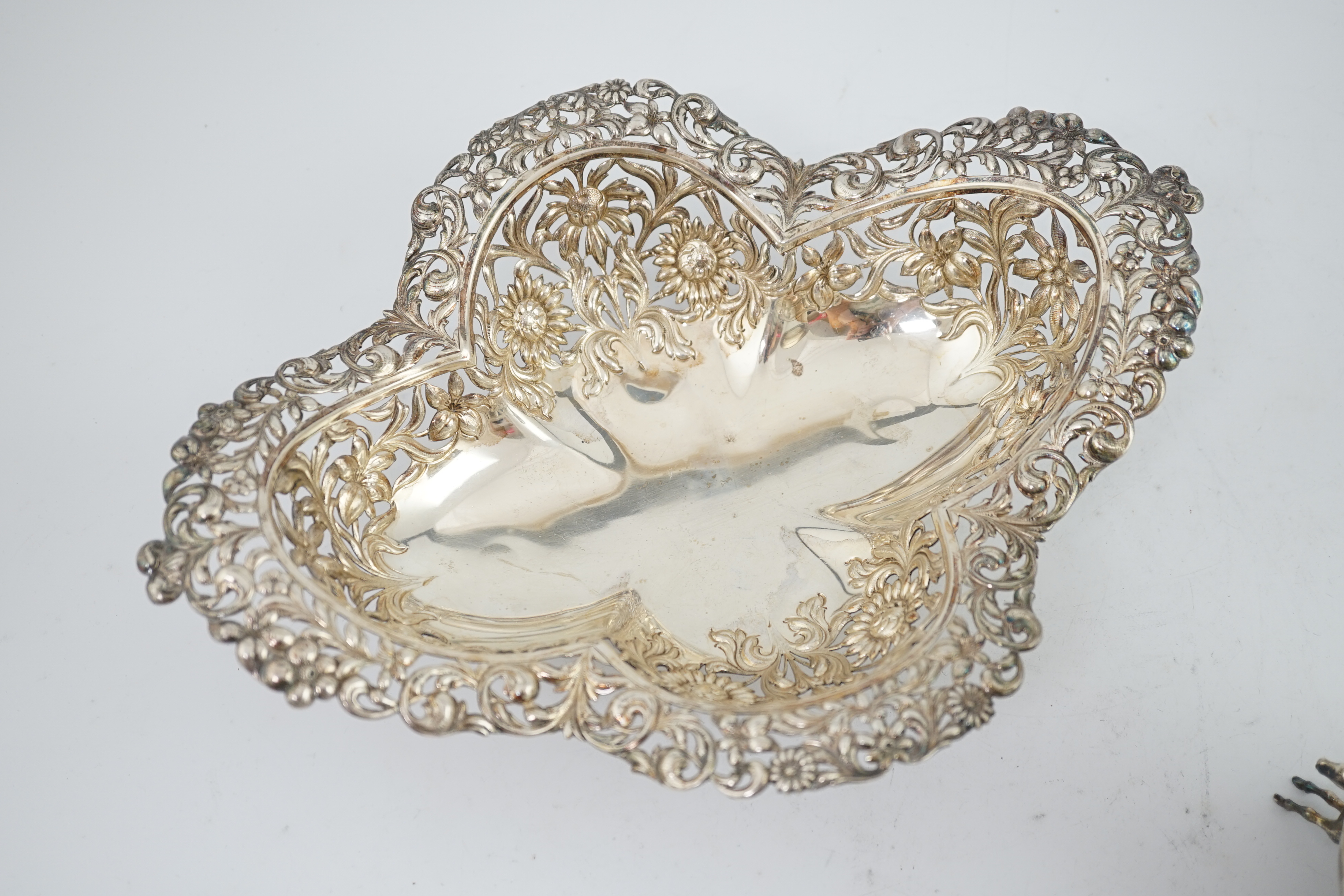 An Edwardian pierced silver lobed bowl and an Israeli cup